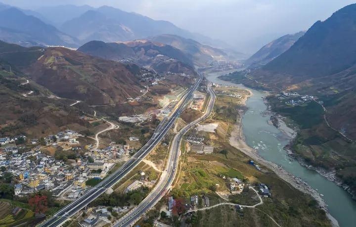 3月5日拍攝的保瀘高速、美麗公路南延線與怒江