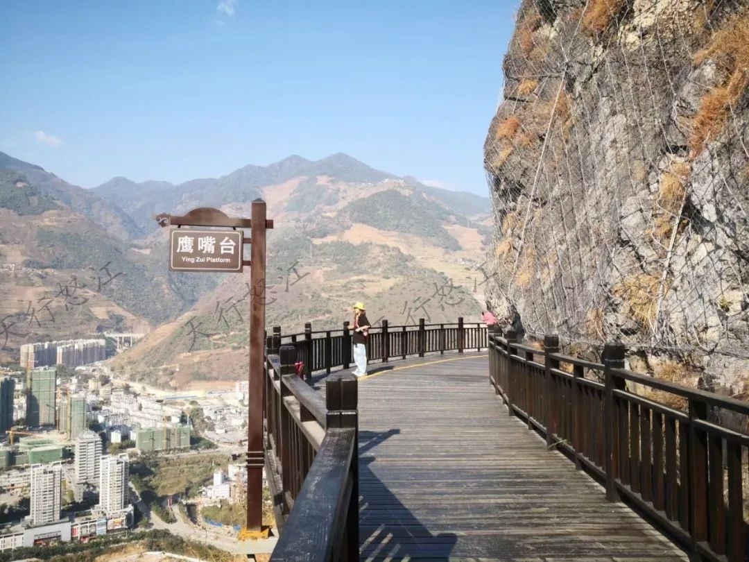 爬上云端棧道，可以鳥瞰六庫新城區(qū)全景，視線很開闊。