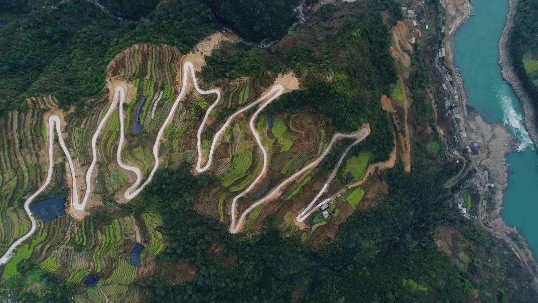 嘿！一起上路！踏上云南美麗公路！   怒江傳媒公司